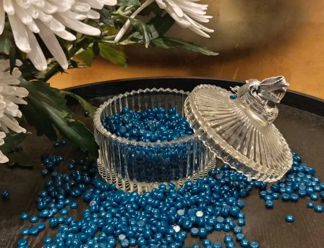 Natürliches Waxing-Wachs in Glasschale mit blauen Wachsperlen